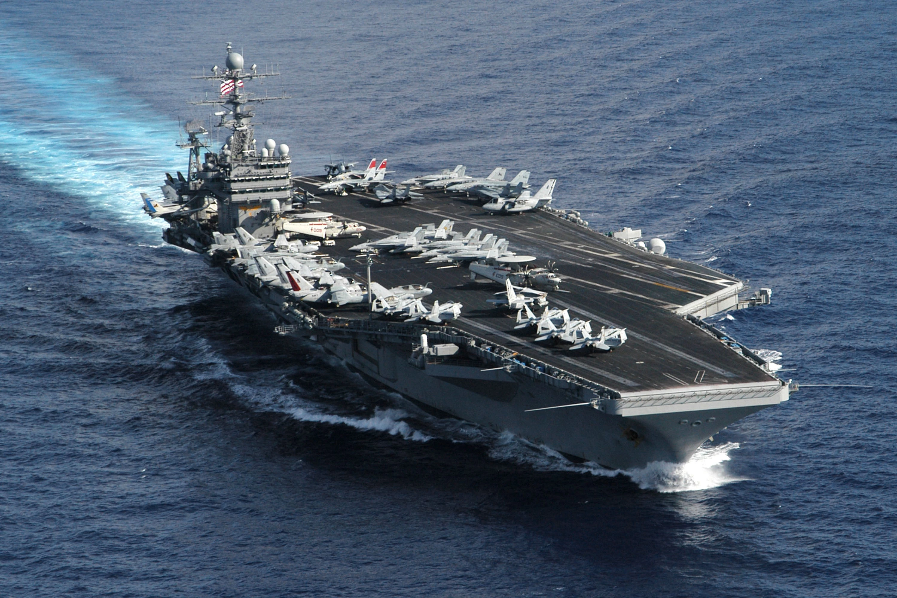 Δείτε το αεροπλανοφόρο USS Theodore Roosevelt να διασχίζει τη διώρυγα του νέου Σουέζ